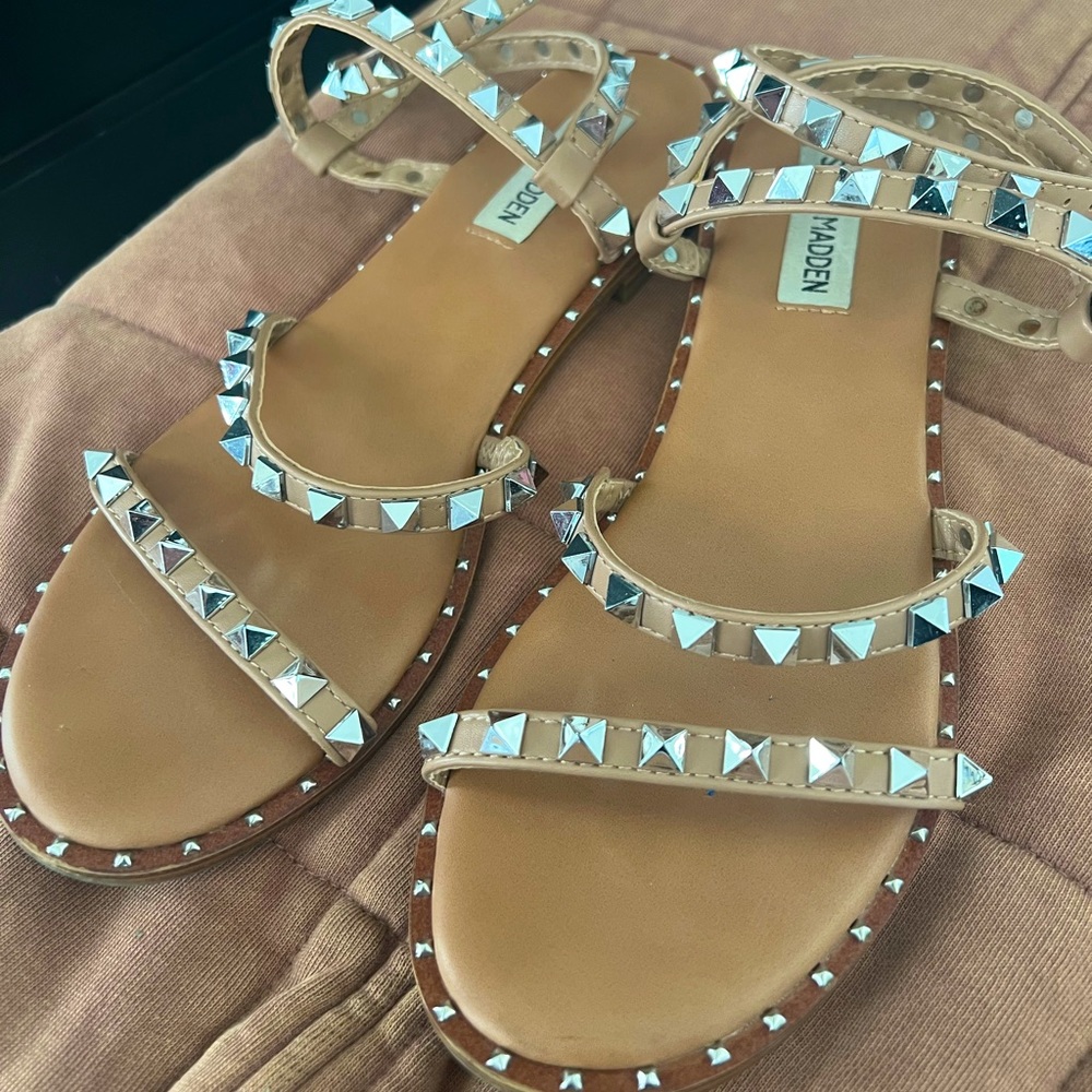 Steve Madden “Travel” Size 8 Sandals